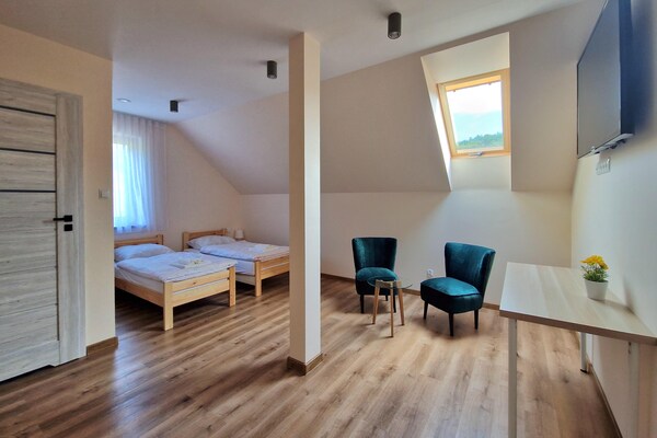 Foto van Vakantiehuis Wiśniowa met Zwembad en Natuur - Vakantiehuis in Iwierzyce - BedRoom