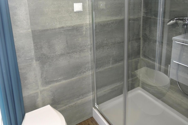 Foto van Bungalow in Dziwnów bij Oostzee Promenade - Vakantiehuis in Dziwnow - BathRoom