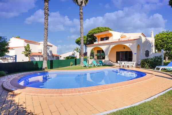 Foto van Moderne villa met privézwembad - Vakantiehuis in Vilamoura - ExteriorSummer