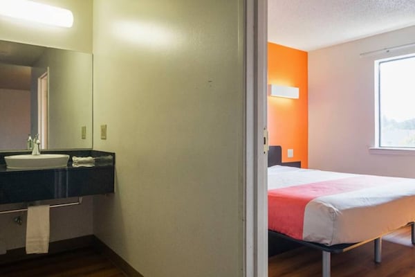 Foto van 1 kingsize bed | Roken toegestaan, koelkast aanwezig - Facilities