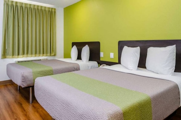 Foto van 2 queensize bedden | Nsmk, Micfridge - Vakantiehuis in Fresno CA - BedRoom