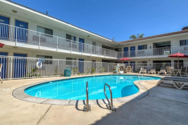 Foto van 1 tweepersoonsbed | Rowland Heights - Vakantiehuis in Rowland Heights - Pool