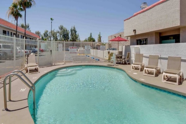 Foto van 2 tweepersoonsbedden | NSMK - Vakantiehuis in Tempe - Pool