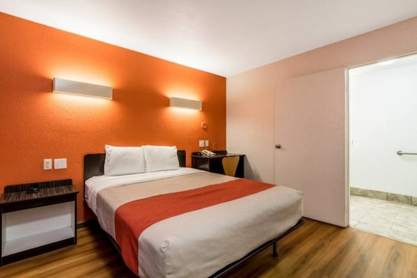 Foto van 1 Koning|Mob Acc|RI Shwr|Nsmk - Vakantiehuis in New-Orleans - BedRoom