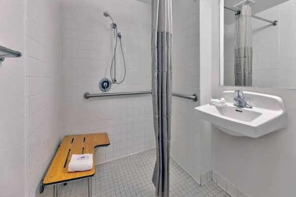 Foto van 1 tweepersoonsbed | Rolstoeltoegankelijke douche - Vakantiehuis in Columbus GA - BathRoom