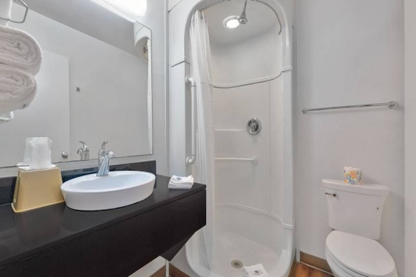 Foto van 1 tweepersoonsbed | Rolstoeltoegankelijke douche - Vakantiehuis in Columbus GA - BathRoom