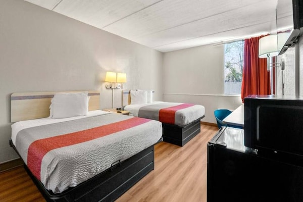Foto van 2 queensize bedden | Badkuip met mobiele toegang Nsmk Micfridg - BedRoom