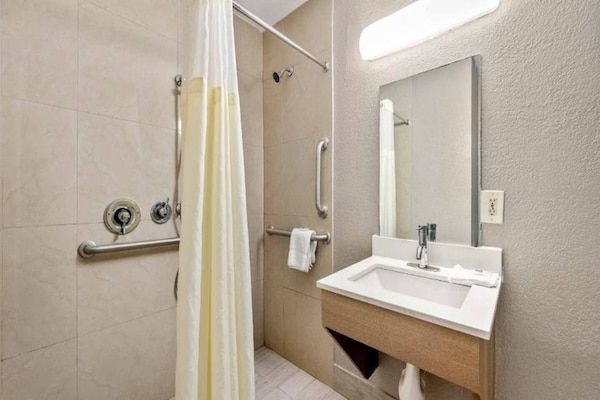 Foto van 2 queensize bedden | Badkuip met mobiele toegang Nsmk Micfridg - BathRoom
