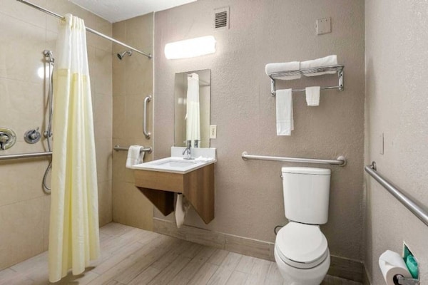 Foto van 2 queensize bedden | Badkuip met mobiele toegang Nsmk Micfridg - BathRoom