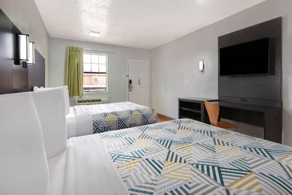 Foto van 2 tweepersoonsbedden (queensize) | Rookvrij - Vakantiehuis in San-Antonio - BedRoom
