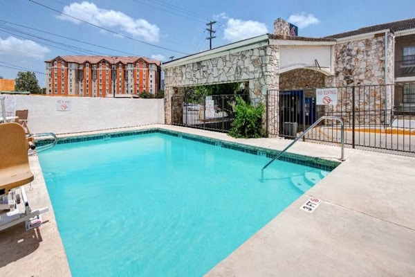 Foto van 2 tweepersoonsbedden (queensize) | Rookvrij - Vakantiehuis in San-Antonio - Pool
