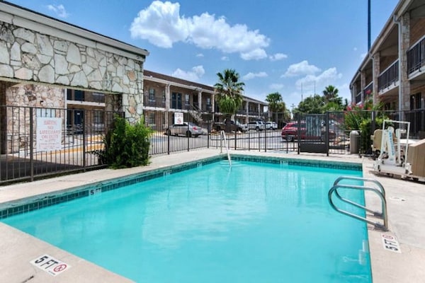 Foto van 2 tweepersoonsbedden (queensize) | Rookvrij - Vakantiehuis in San-Antonio - Pool