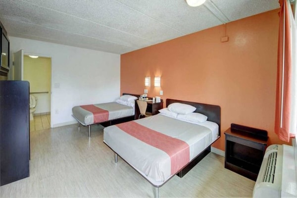 Foto van 2 kingsize bedden | Deluxe | San Antonio - Vakantiehuis in San-Antonio - BedRoom
