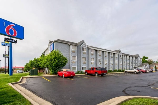 Foto van 2 Queensize Bedden | Ns | Micfridge - Vakantiehuis in Indianapolis IN - ExteriorSummer