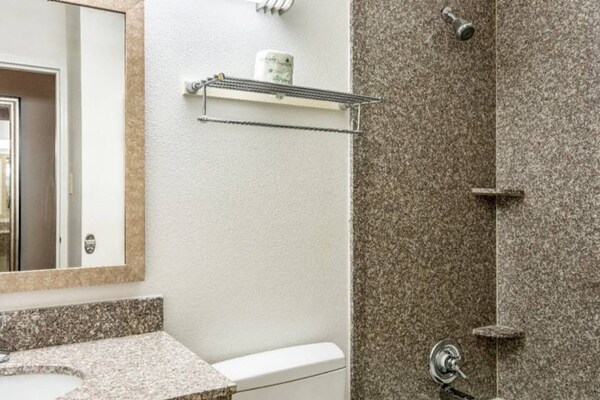Foto van 2 tweepersoonsbedden (queensize) | Niet-roken, koelkast (Micfridge) - BedRoom