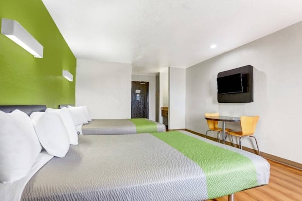 Foto van 2 tweepersoonsbedden (queensize) | Niet-roken, koelkast (Micfridge) - BedRoom