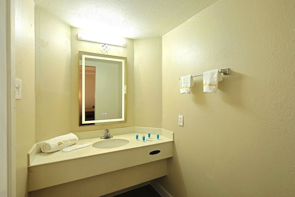 Foto van 2 Queensize Bedden Niet Roken - Vakantiehuis in Texarkana TX - BathRoom