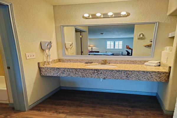 Foto van 2 Queensize Bedden Niet Roken - Vakantiehuis in Pearsall TX - BathRoom