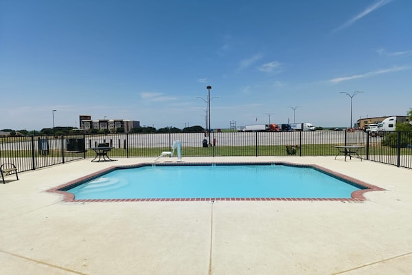 Foto van 2 Queensize Bedden Niet Roken - Vakantiehuis in Pearsall TX - Pool