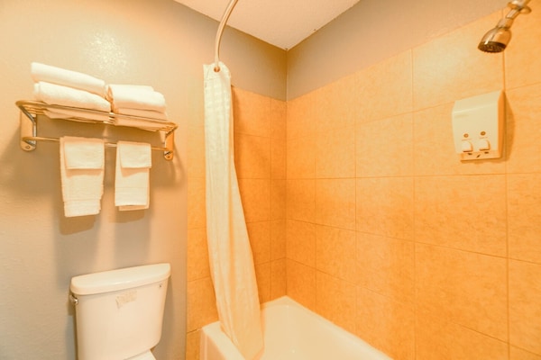 Foto van 2 tweepersoonsbedden (queensize) | Roken mogelijk - Vakantiehuis in Snyder TX - BathRoom