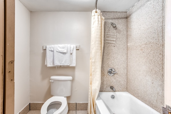 Foto van Bald Knob AR|Kingsize bed|Rookbaar - Vakantiehuis in Bald Knob AR - BathRoom
