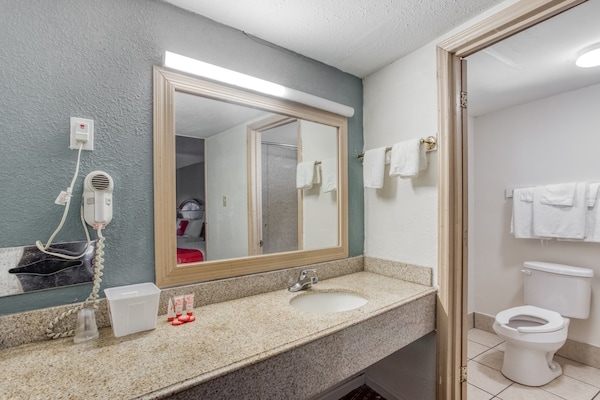 Foto van Bald Knob AR|Kingsize bed|Rookbaar - Vakantiehuis in Bald Knob AR - BathRoom