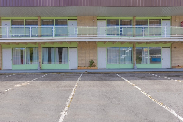 Foto van 2 tweepersoonsbedden | Rookvrij - Vakantiehuis in Breezewood - parking