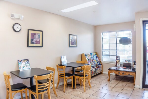 Foto van 2 tweepersoonsbedden (queensize) | Rookvrij - Vakantiehuis in San-Antonio - FloorPlan