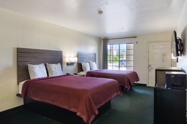 Foto van 2 tweepersoonsbedden (queensize) | Rookvrij - Vakantiehuis in San-Antonio - BedRoom