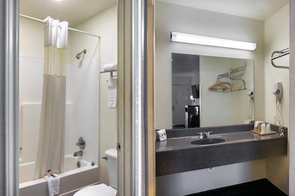 Foto van 2 tweepersoonsbedden (queensize) | Rookvrij - Vakantiehuis in San-Antonio - BathRoom