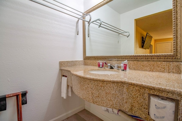 Foto van 2 Queensize Bedden Niet Roken - Vakantiehuis in Seiling, OK - BathRoom