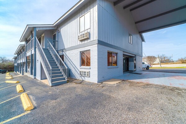 Foto van 2 Queensize bedden, niet-roken - Vakantiehuis in Three Rivers TX - ExteriorSummer