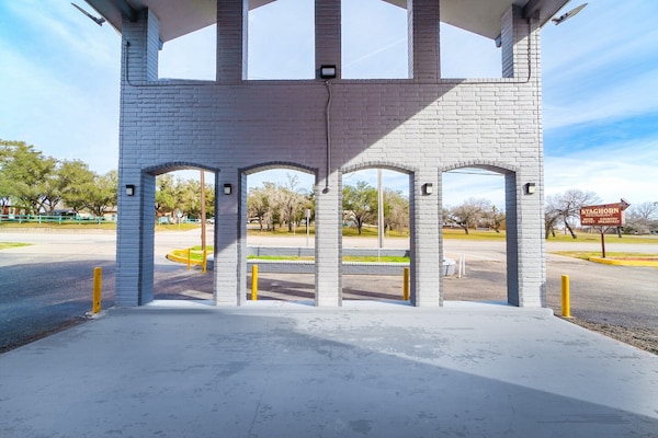 Foto van 2 Queensize bedden, niet-roken - Vakantiehuis in Three Rivers TX - ExteriorSummer