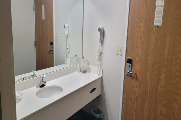 Foto van 2 Queensize bedden | Niet roken - Vakantiehuis in Texhoma, OK - BathRoom