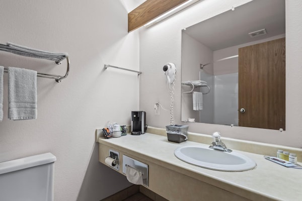 Foto van 2 tweepersoonsbedden | NSMK | Wautoma Inn - Vakantiehuis in Wautoma WI - BathRoom