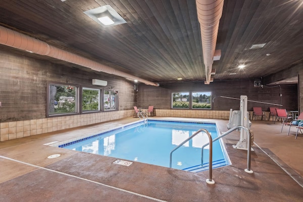 Foto van 2 tweepersoonsbedden | NSMK | Wautoma Inn - Vakantiehuis in Wautoma WI - HotelSwimmingPool