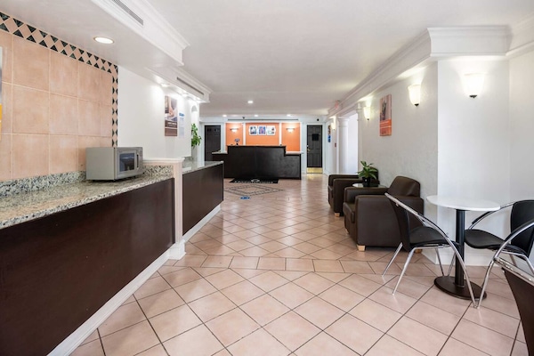Foto van 2 tweepersoonsbedden | Toegankelijk voor mindervaliden | Badkuip | Magnetron - FloorPlan