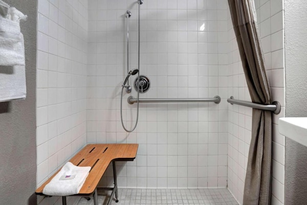 Foto van 1 tweepersoonsbed (queensize) | Niet-roken, koelkast (Micfridge) - BathRoom