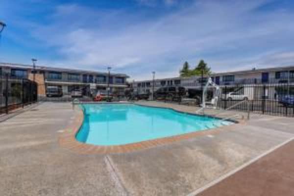 Foto van 2 queensize bedden | Nsmk, Micfridge - Vakantiehuis in Ukiah - PoolOfHouse