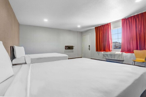 Foto van 2 queensize bedden | Nsmk, Micfridge - Vakantiehuis in Ukiah - BedRoom
